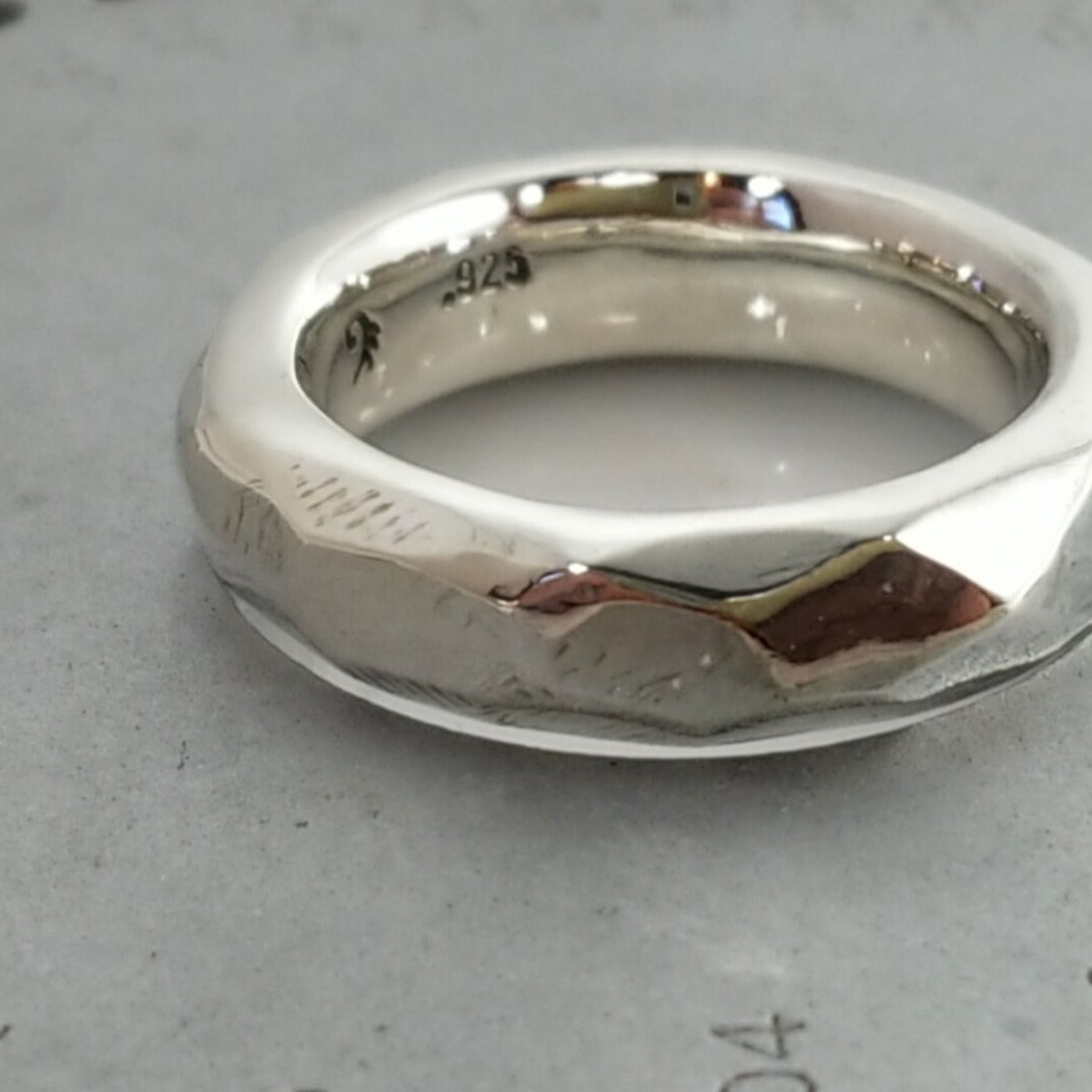 Anillo de borde dise o facetado dise o nico plata Nueve